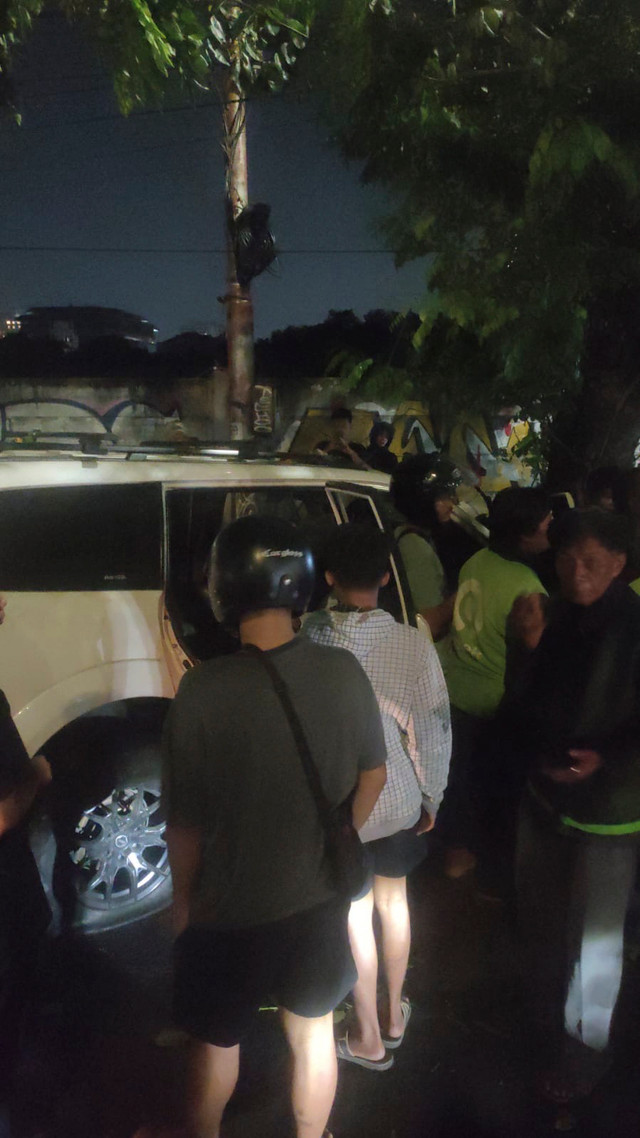 Kondisi mobil Pajero yang tabrak pohon di depan Stasiun Poncol Semarang. Foto: Dok. Istimewa