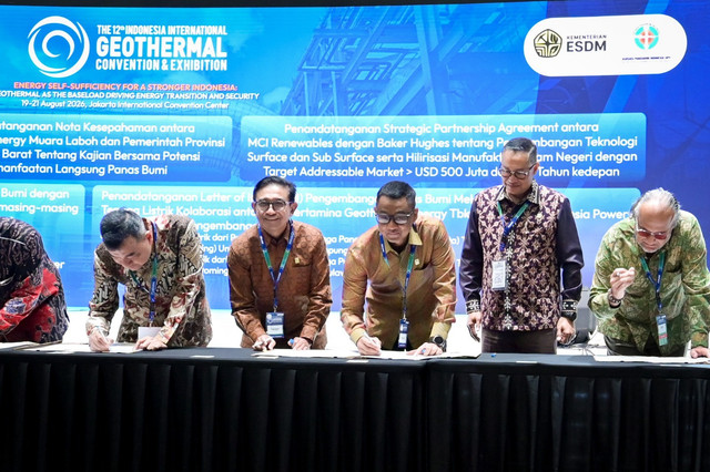 Penandatanganan kerja sama proyek panas bumi dengan total kapasitas 45 MW antara PLN Indonesia Power bersama PT Pertamina Geothermal Energy Tbk (PGE). Foto: PLN IP