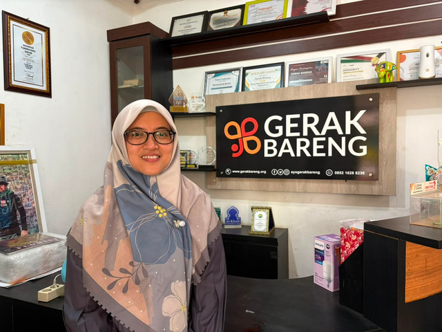 Kakak kandung Ahmad Zaki Ali sekaligus Anggota Dewan Pembina Yayasan Gerak Bareng, Wilda Fara, seusai diwawancarai di kantor Gerak Bareng, Jakarta Barat, Minggu (23/8/2026) Foto: Joakhim Tharob/kumparan