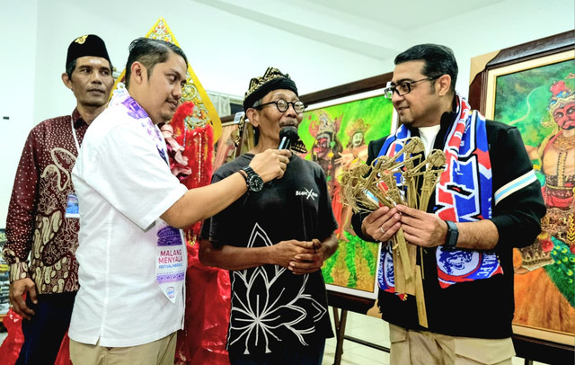 Menteri Ekonomi Kreatif/Kepala Badan Ekonomi Kreatif (Ekraf), Teuku Riefky Harsya meninjau Festival Mbois 11 di Malang, Jawa Timur. Foto: Dok. Kementerian Ekraf