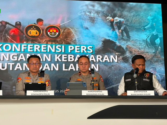 Keterangan pers terkait perkembangan penanganan karhutla di wilayah Kalimantan di Gedung Divisi Humas Polri, Jakarta Selatan, Minggu (23/8/2026). Foto: Nauval Pratama/kumparan