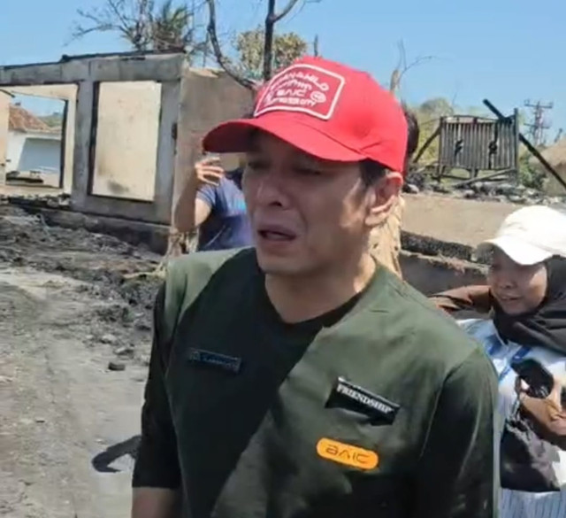 Ariel saat menemani Rafi Ahmad bertemu warga korban kebakaran Desa Adat Sade, Lombok Tengah, Minggu (23/8/2026). Foto: Dok. Istimewa