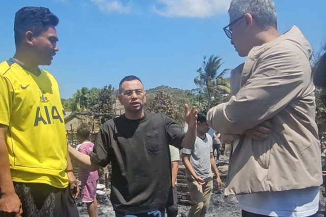 Rafi Ahmad bertemu warga korban kebakaran Desa Adat Sade, Lombok Tengah, Minggu (23/8/2026). Foto: Dok. Istimewa