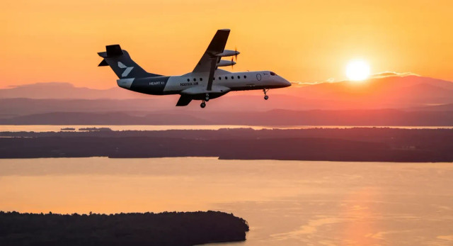 Pesawat X1 bertenaga baterai listrik milik Heart Aerospace berbelok ke timur menuju matahari terbit selama penerbangan pertamanya di dekat Plattsburgh, New York, pada Agustus 2026. Foto: Heart Aerospace