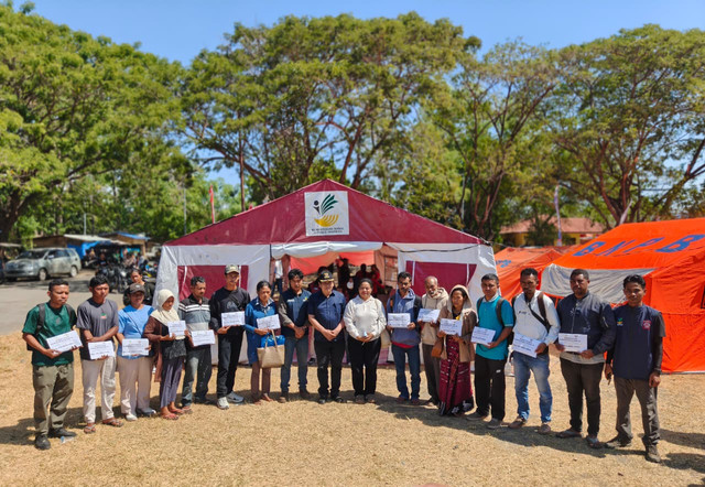 Kemensos salurkan bantuan santunan duka kepada 13 ahli waris korban gempa bumi di Nagekeo, NTT, Sabtu (22/8/2026). Foto: Dok. Kemensos