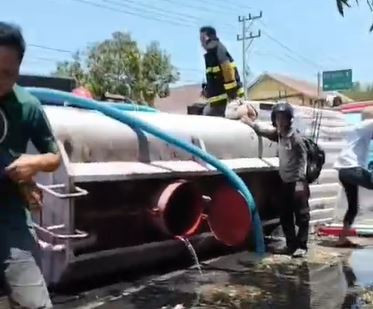 Mobil Dinas Pemadam Kebakaran Kabupaten Polewali Mandar, Sulbar, dilaporkan mengalami kecelakaan saat menuju lokasi kebakaran, pada Minggu (23/8/2026). Foto: Dok. Damkar Polman
