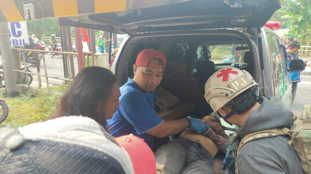 Kecelakaan lalu lintas adu banteng melibatkan dua angkot terjadi di Jalan Raya Sawangan, Pancoran Mas, Depok, Minggu (23/8/2026) sekitar pukul 13.30 WIB. Foto: Dok. Istimewa