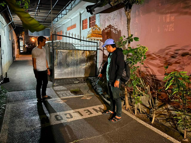 Satreskrim Polres Badung sedang melakukan penyelidikan di halaman rumah warga yang terletak di Jalan Pantai Berawa, Desa Tibubeneng, Kecamatan Kuta Utara, Badung. Foto: Dok. Humas Polres Badung