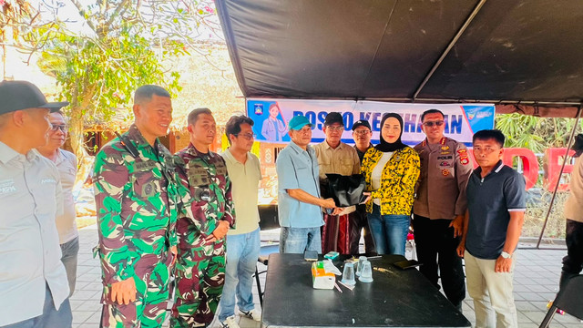 Wakil Ketua DPR Sari Yuliati memberikan bantuan ke desa adat Sade, Lombok Tengah, NTB yang terbakar pada Minggu (23/8/2026). Foto: Dok. Istimewa