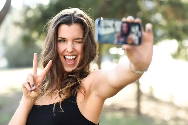 Ilustrasi wanita sedang selfie. Foto: DepositPhotos