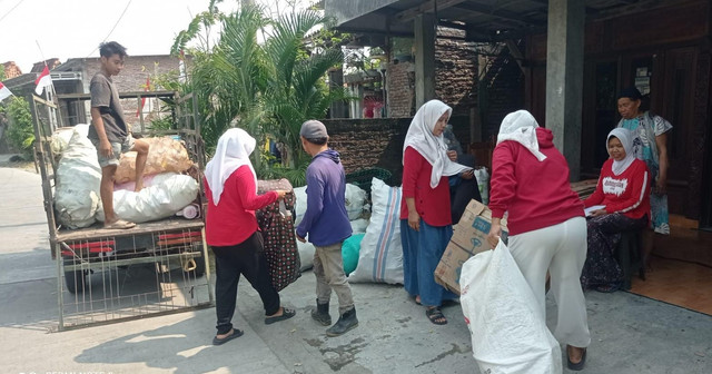 Kegiatan Bank Sampah (Sumber: Fatayat NU Sidokumpul)