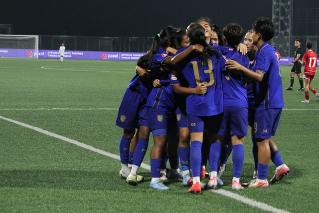 Pemain Timnas Wanita Thailand U-16 selebrasi usai mencetak gol pertama lewat tendangan bebas Kawinthida Kikuntod pada menit ke-23 dalam ajang Caffino Srikandi Merdeka Cup 2026 pada Minggu (23/8) malam di Supersoccer Arena, Kudus. Foto: Vega Ma'arrijil Ula/kumparan