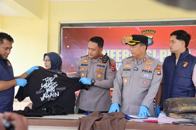 Kapolres Belitung Timur AKBP Husni Tamrin Didampingi Wakapolres Kompol Fatah Meilana dan Ketua Komnas Komnas PPA Babel Imelda Handayani saat konferensi terkait pembakaran hutan di Kabupaten Belitung Timur, Minggu (23/8/2026). Foto: Dok. Humas Polres Beltim