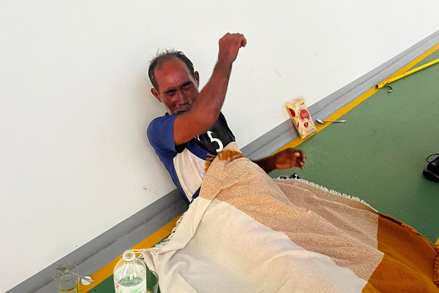 Esau Sidemo (57) tahun, nelayan asal Desa Bido, Kecamatan Batang Dua, Kota Ternate, Provinsi Maluku Utara, akhirnya bisa tersenyum setelah bertemu dengan istri dan keluarganya, setelah berhasil kembali ke Ternate, Minggu (23/8/2026). Foto: Dok. Istimewa