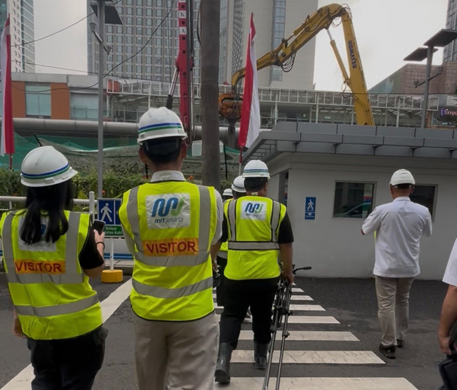 Suasana cek proyek konstruksi extended concourse MRT Bundaran HI. Foto: Sifa Maulida/kumparan