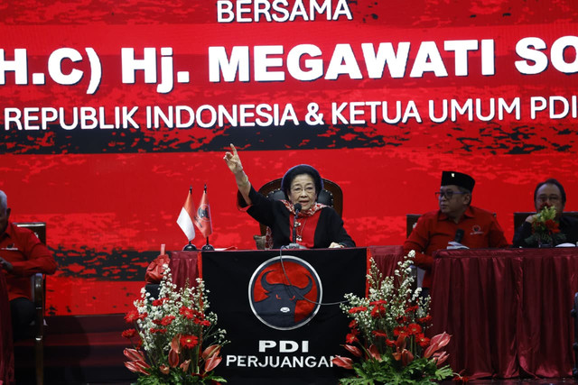 Megawati saat memberikan pengarahan dalam Konsolidasi PDI Perjuangan Jawa Timur di Surabaya, Minggu (23/8/2026). Foto: PDIP