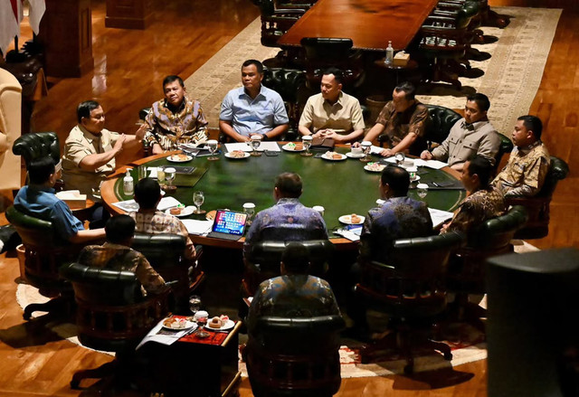 Presiden Prabowo Subianto melakukan pertemuan bersama sejumlah menteri dan pejabat terkait untuk membahas beberapa isu strategis di Hambalang, Minggu (23/8/2026). Foto: Instagram/ @sekretariat.kabinet