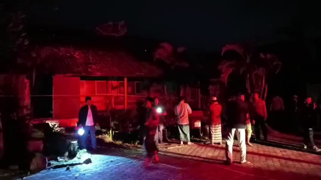 Kebakaran Hebat landa Madrasah Aliyah NW Mua'allimin Anjani, Kecamatan Suralaga, Lombok Timur, Minggu (23/8). Foto: Istimews