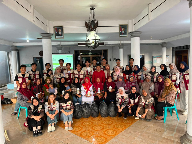 Foto Bersama dalam Kegiatan Sosialisasi Pembuatan POC Mahasiswa KKN dengan Ibu-Ibu KRPL Ngadirejo. (Sumber: Dokumentasi KKN UMM Kelompok 190, 2026)