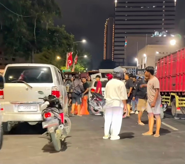 Wanita berinisial ENR (32) yang mengemudikan mobil Mitsubishi Outlander menabrak Taksi Listrik Vinfast dan mobil pikap di Jalan Gubernur Suryo dan Jalan Taman Hapsari, Surabaya, Minggu (23/8/2026) dini hari.
 Foto: Dok. Istimewa