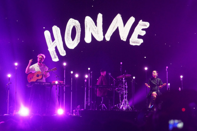 Duo elektronik asal Inggris, Honne, tampil di LaLaLa Festival 2026 pada hari kedua, Minggu, 23 Agustus 2026, di JIExpo Kemayoran, Jakarta, Minggu (23/8/2026). 

 Foto: Iqbal Firdaus/kumparan