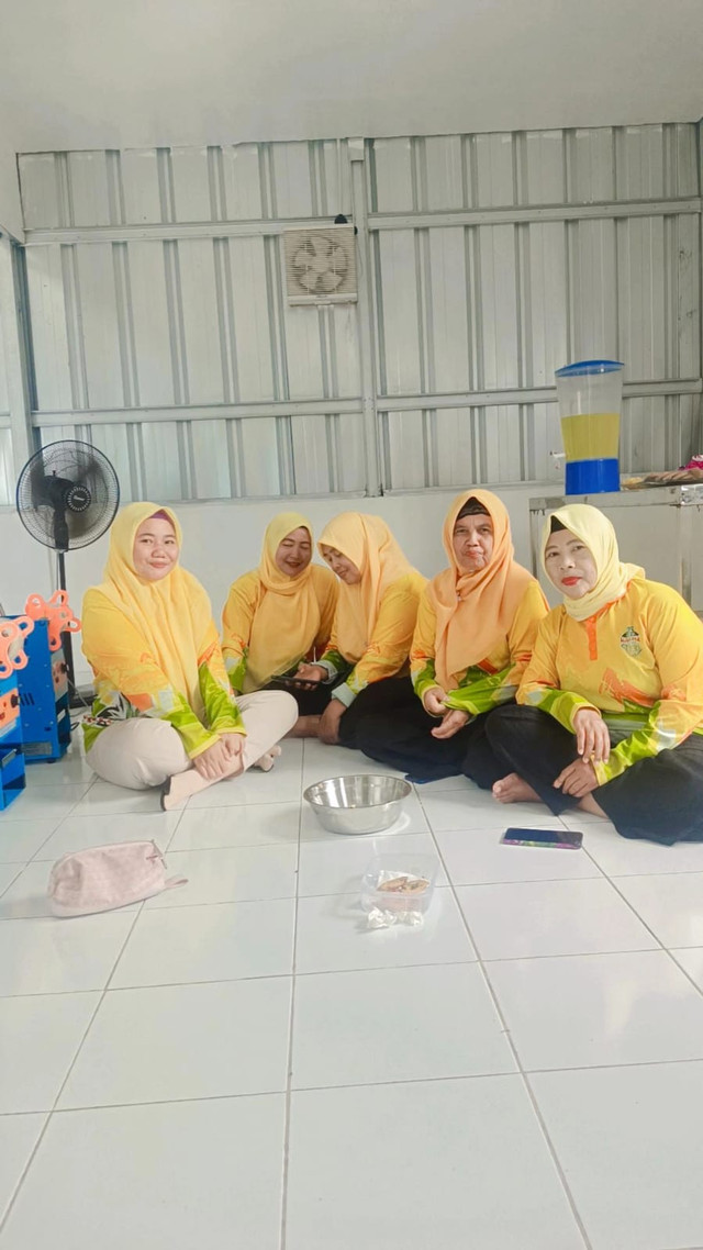 Gambar 1. foto bersama ibu - ibu KWT. Dok. Istimewa.