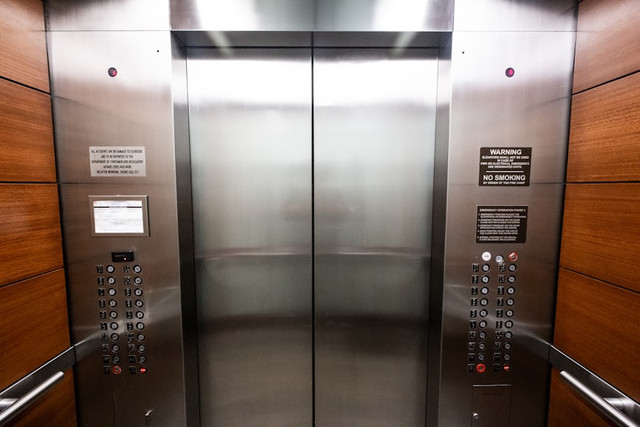 Kenapa Pintu Lift Tidak Boleh Ditahan. Unsplash.com/Derrick Treadwell