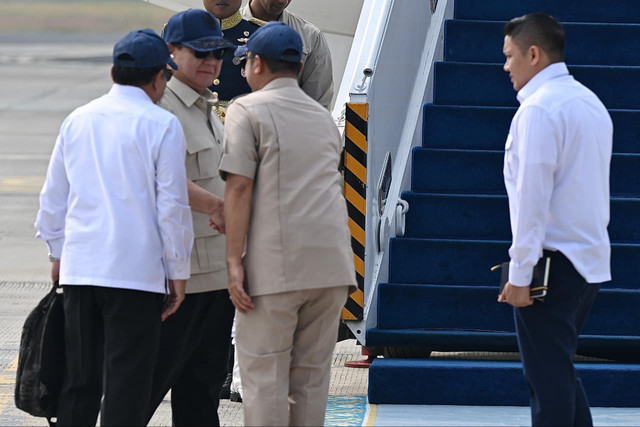 Presiden Prabowo Subianto bertolak menuju Pekanbaru, Riau untuk kembali meninjau langsung penanganan kebakaran hutan dan lahan, Senin (24/8). Foto: Cahyo - Biro Pers Sekretariat Presiden