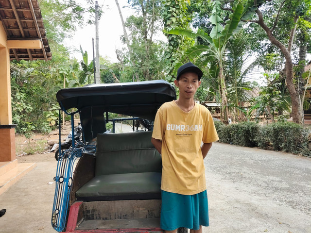 Timbul (49), seorang tukang becak kawasan Malioboro, asal Kalurahan Ngentakrejo, Kapanewon Lendah, Kabupaten Kulon Progo, tercatat masuk desil 9. Anaknya terancam putus kuliah, Senin (24/8). Foto: Arfiansyah Panji Purnandaru/kumparan