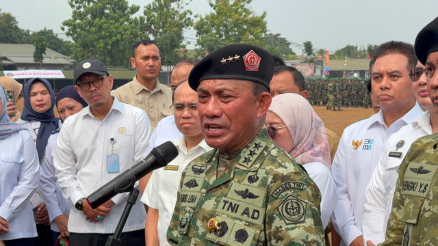 Doorstop Letnan Jenderal TNI Gabriel Lema seusai upacara pembukaan pelatihan Komponen Cadangan (Komcad) gelombang ke-2 di Jakarta Timur, Senin (24/8). Foto: Joakhim Tharob/kumparan