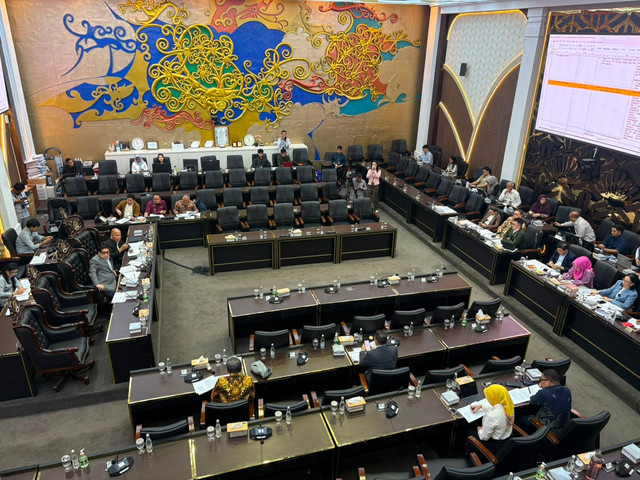 Suasana rapat panja Baleg DPR harmonisasi RUU Penyiaran di Kompleks Parlemen, Senayan, Jakarta, Senin (24/8).  Foto: Nasywa Athifah/kumparan