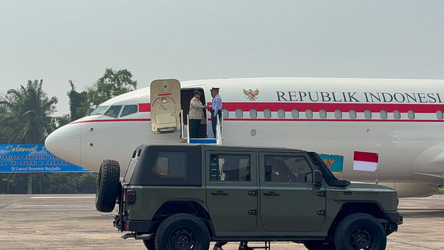 Presiden Prabowo Subianto tiba di Lanud Roesmin Nurjadin, Pekanbaru, Riau, untuk meninjau penanganan kebakaran hutan dan lahan (karhutla) di Pulau Sumatra, Senin (24/8). Foto: Zamachsyari/kumparan