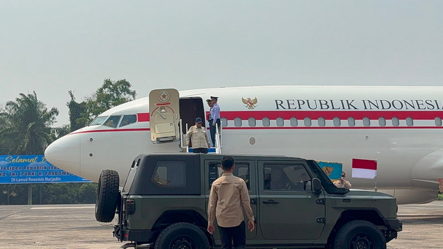 Presiden Prabowo Subianto tiba di Lanud Roesmin Nurjadin, Pekanbaru, Riau, untuk meninjau penanganan kebakaran hutan dan lahan (karhutla) di Pulau Sumatra, Senin (24/8). Foto: Zamachsyari/kumparan