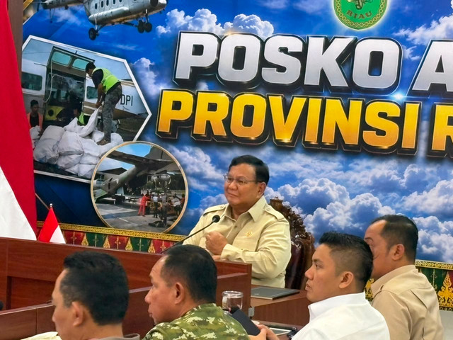 Presiden Prabowo Subianto memimpin rapat penanganan karhutla di Posko Aju, Provinsi Riau, Senin (24/8/2026). Foto: Zamachsyari/kumparan