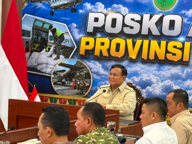 Presiden Prabowo Subianto memimpin rapat penanganan karhutla di Posko Aju, Provinsi Riau, Senin (24/8/2026). Foto: Zamachsyari/kumparan