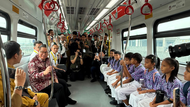 Gubernur DKI Jakarta Pramono Anung melakukan uji coba LRT Jakarta rute Velodrome-Manggarai di Stasiun LRT Manggarai, Jakarta, Senin (24/8/2026). Foto: Zahira Hilman/kumparan