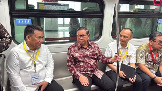 Gubernur DKI Jakarta Pramono Anung melakukan uji coba LRT Jakarta rute Velodrome-Manggarai di Stasiun LRT Manggarai, Jakarta, Senin (24/8/2026). Foto: Zahira Hilman/kumparan