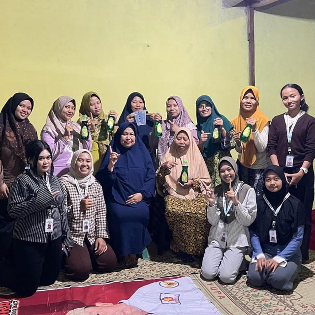 Ibu-ibu PKK Desa Karangtalun memamerkan produk sabun cuci piring saat kegiatan pelatihan KKN PPM UNISRI, (Senin 27/7/2026). Foto: Nabitha Marsyha