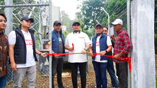 Wakil Ketua Komisi VI DPR RI dari Fraksi Gerindra Andre Rosiade meresmikan BTS Telkomsel di kawasan Tahura Bung Hatta, Sitinjau Lauik, Lubuk Kilangan, Kota Padang, Minggu (24/8/2026). Foto: Dok. Istimewa