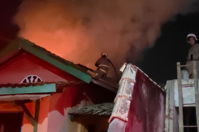 Sebuah rumah yang menjadi gudang penyimpanan minuman beralkohol di Kota Semarang, Jawa Tengah terbakar Foto: Dok. Istimewa