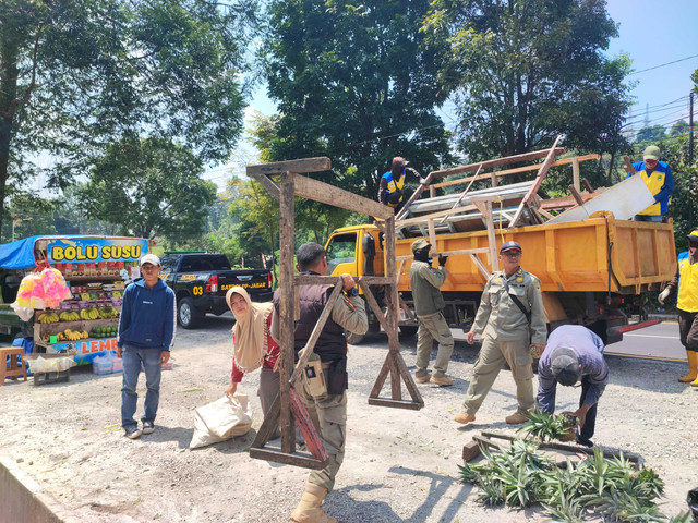 Satpol PP Provinsi Jawa Barat menertibkan para pedagang yang masih bersikeras melakukan aktivitas jual beli di sepanjang Jalan Raya Subang hingga Bandung. Foto: Dok. Diskominfo Jabar
