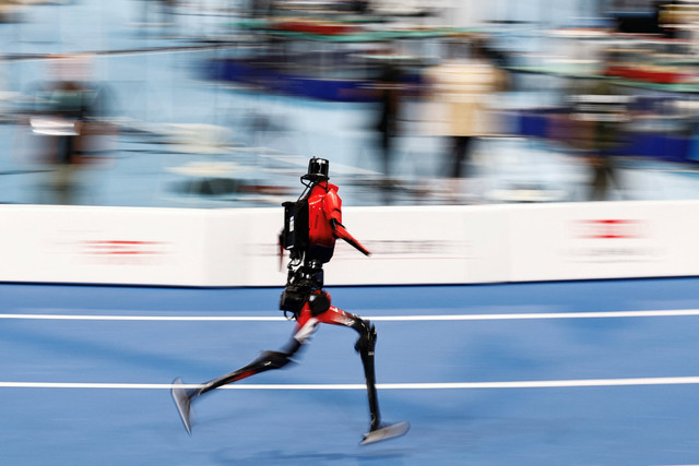 Robot humanoid Honor berlaga pada babak final lari 1.500 meter dalam World Humanoid Robot Games 2026 di National Speed Skating Oval, Beijing, China, Minggu (23/8/2026). Foto: Tingshu Wang/REUTERS