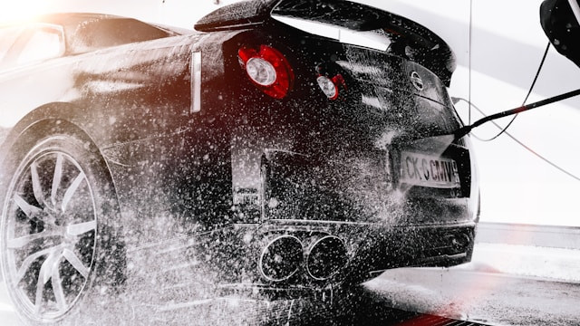 Ilustrasi bolehkah menggunakan sabun cuci piring untuk mencuci mobil. Foto: Clément M. / Unsplash