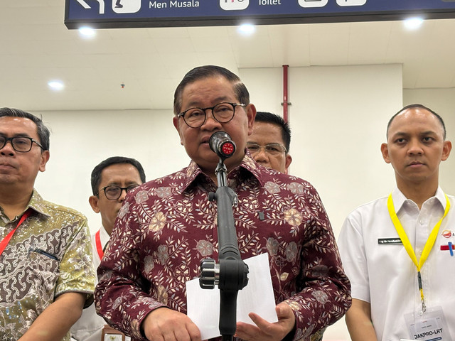 Gubernur DKI Jakarta Pramono Anung saat melakukan peninjauan persiapan peresmian LRT Jakarta di Stasiun LRT Manggarai, Jakarta, Senin (24/8/2026). Foto: Nur Pangesti/kumparan