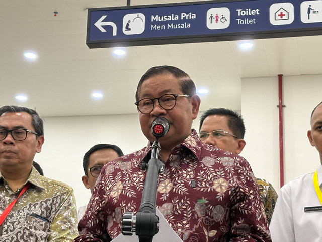 Gubernur DKI Jakarta Pramono Anung saat melakukan peninjauan persiapan peresmian LRT Jakarta di Stasiun LRT Manggarai, Jakarta, Senin (24/8/2026). Foto: Nur Pangesti/kumparan
