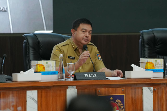Sekjen Kemendagri Tomsi Tohir minta Pemda turun tangan langsung ke pasar guna jaga stabilitas harga sesuai Harga Acuan Penjualan (HAP) di tengah kenaikan IPH beras, minyak goreng, dan cabai, Senin (24/8/2026). Foto: Kemendagri RI