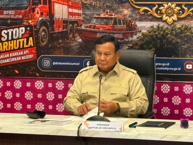 Presiden Prabowo Subianto memimpin rapat penanganan karhutla di Palembang, Sumatra Selatan, Senin (24/8/2026). Foto: Zamachsyari/kumparan