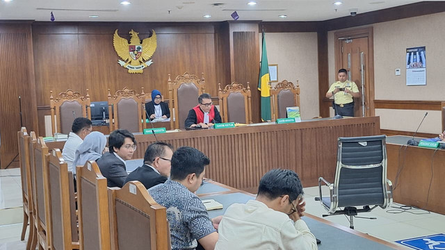 Sidang praperadilan Eks Wakil Kepala BGN Lodewyk Pusung agenda putusan terkait dugaan korupsi tata kelola MBG, di Pengadilan Tipikor Jakarta Pusat, Senin (24/8/2026). Foto: Kevin Daniel/kumparan
