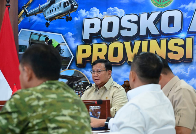 Presiden Prabowo Subianto memimpin rapat penanganan karhutla di Posko Aju, Provinsi Riau, Senin (24/8/2026). Foto: Muchlis Jr/Biro Pers Sekretariat Presiden