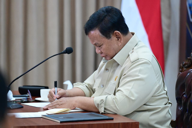 Presiden Prabowo Subianto memimpin rapat penanganan karhutla di Posko Aju, Provinsi Riau, Senin (24/8/2026). Foto: Muchlis Jr/Biro Pers Sekretariat Presiden